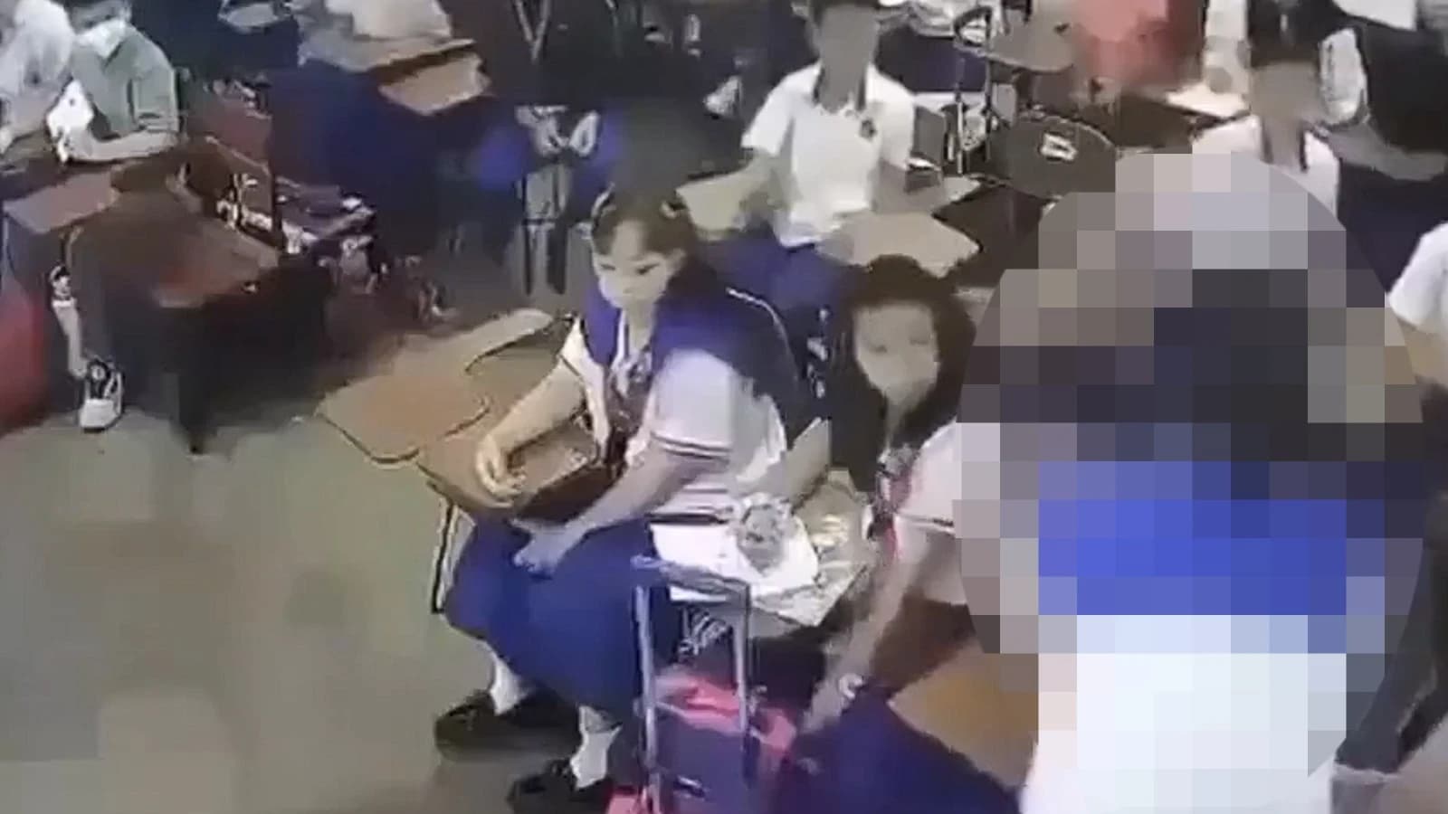 Vídeo espeluznante: alumna de 14 años apuñala a 7 compañeros en un colegio de Filipinas
