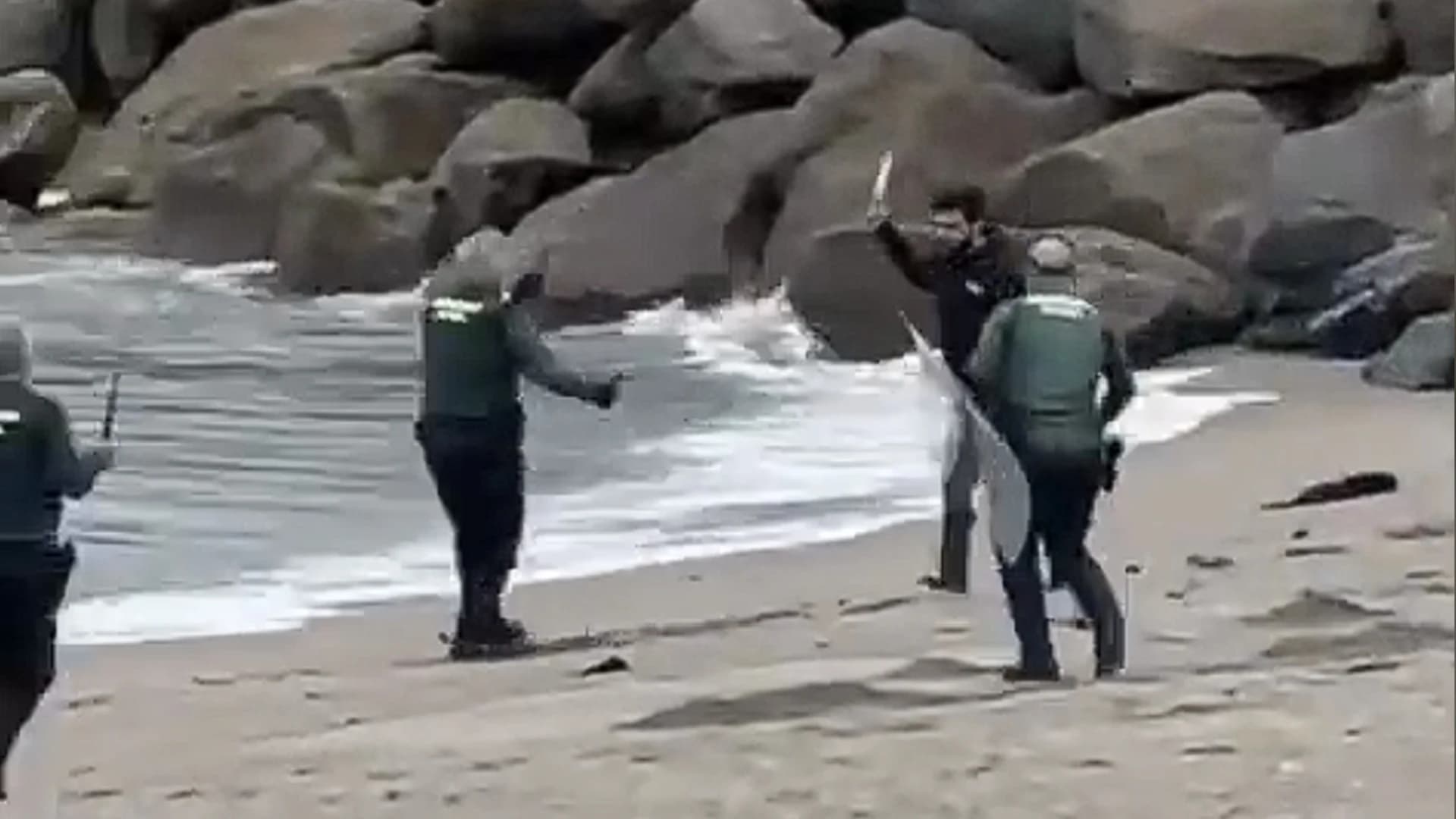 Vídeo: agentes disparan a un hombre que iba a acuchillar a uno de ellos