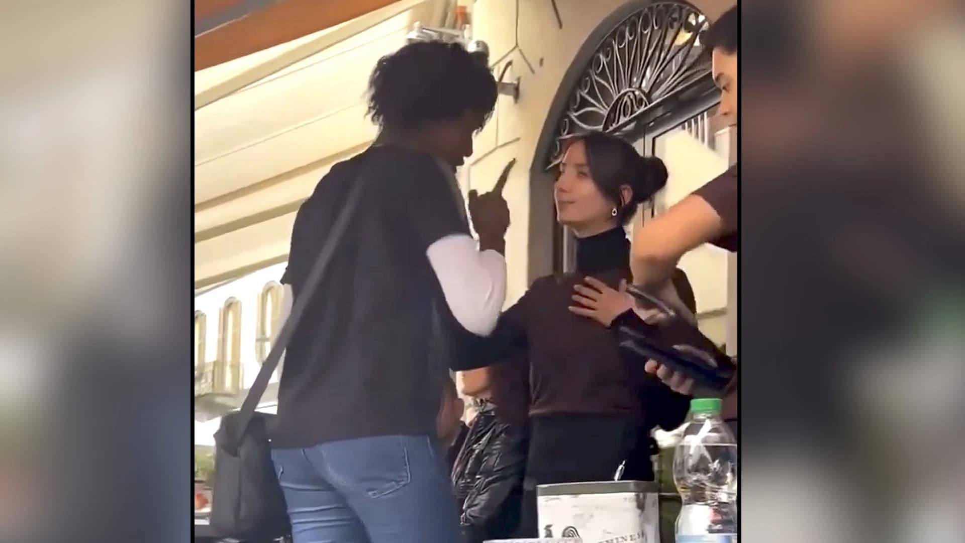 Vídeo del violento incidente en un café: agarra del cuello a la camarera