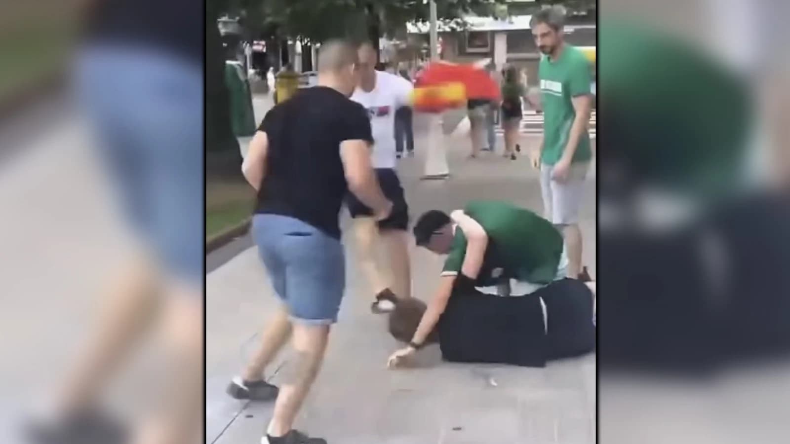 Vídeo de Bilbao: radicales golpean a un menor de 16 años por la bandera de España