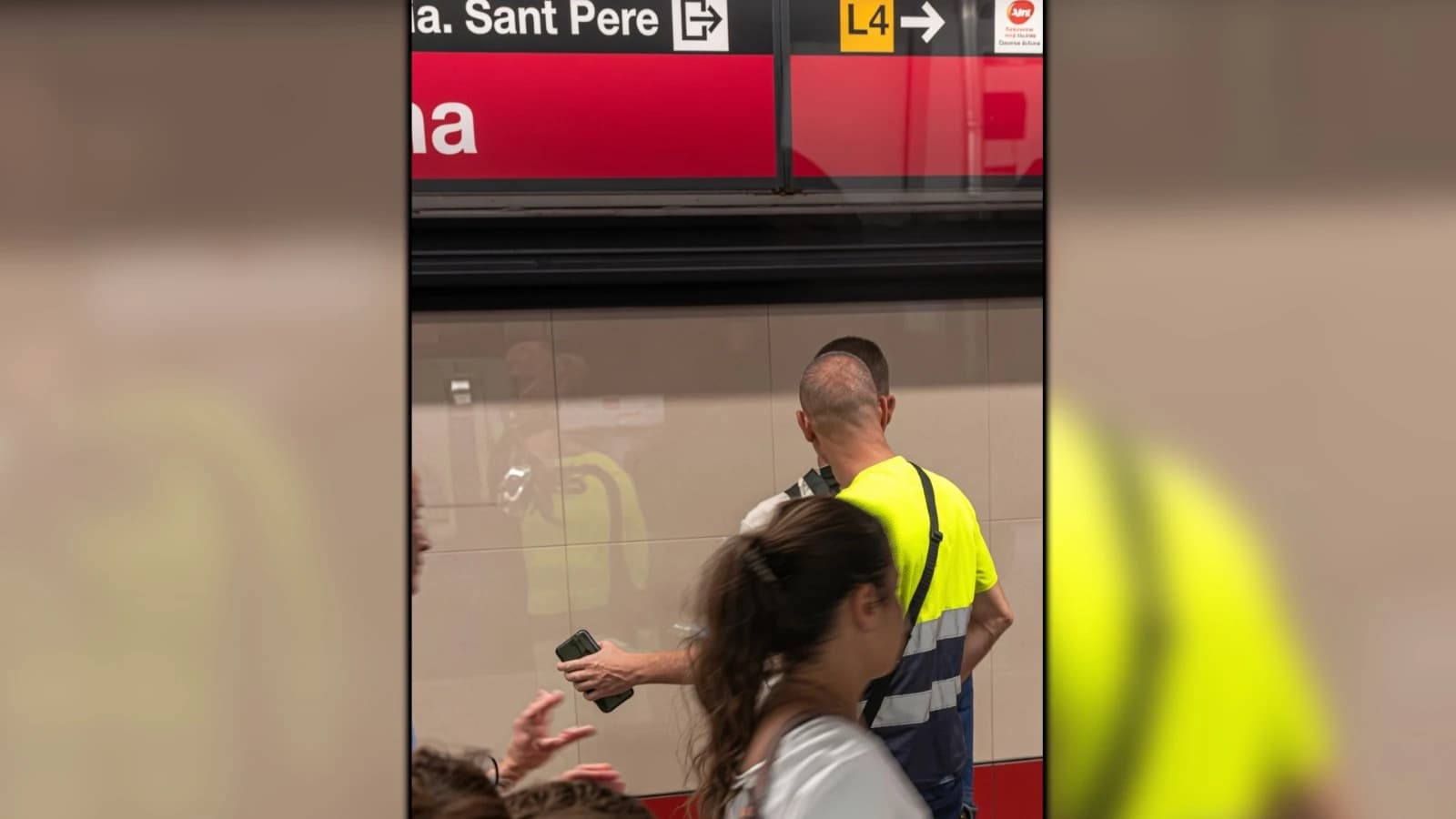 Vídeo: trabajador estalla contra manteros que bloquean el metro de Barcelona