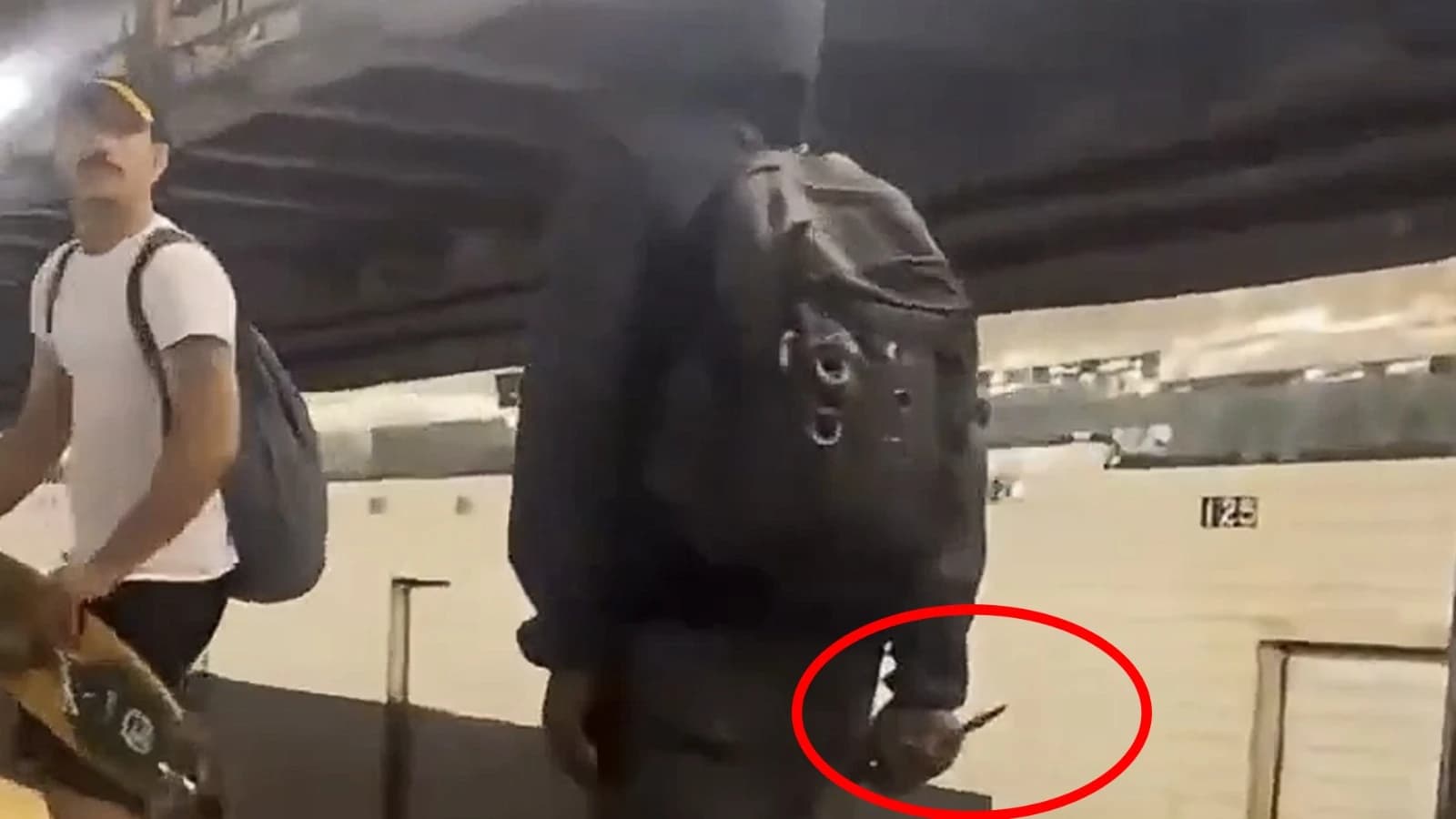 Vídeo: le revienta en la cara un monopatín a un acosador de mujeres en el metro
