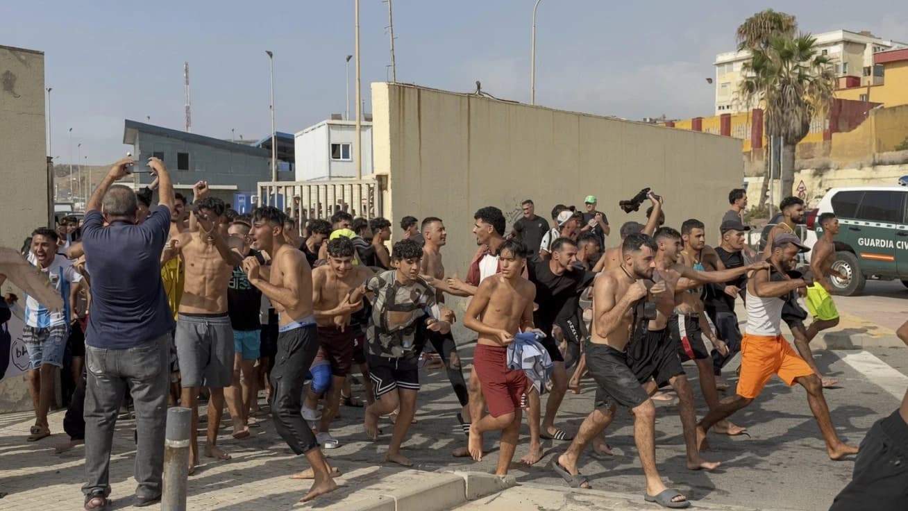 Vídeo: cientos de marroquíes llegan a nado a Ceuta y desbordan el Tarajal