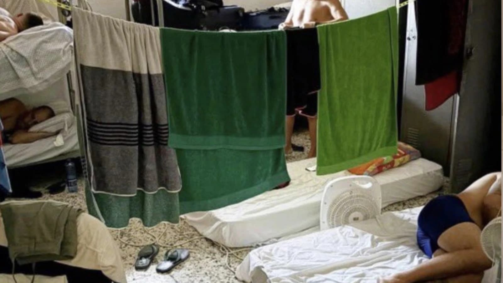 FOTOS de Policías y militares en Ceuta: colchones sucios, 70 para un baño y casos de sarna