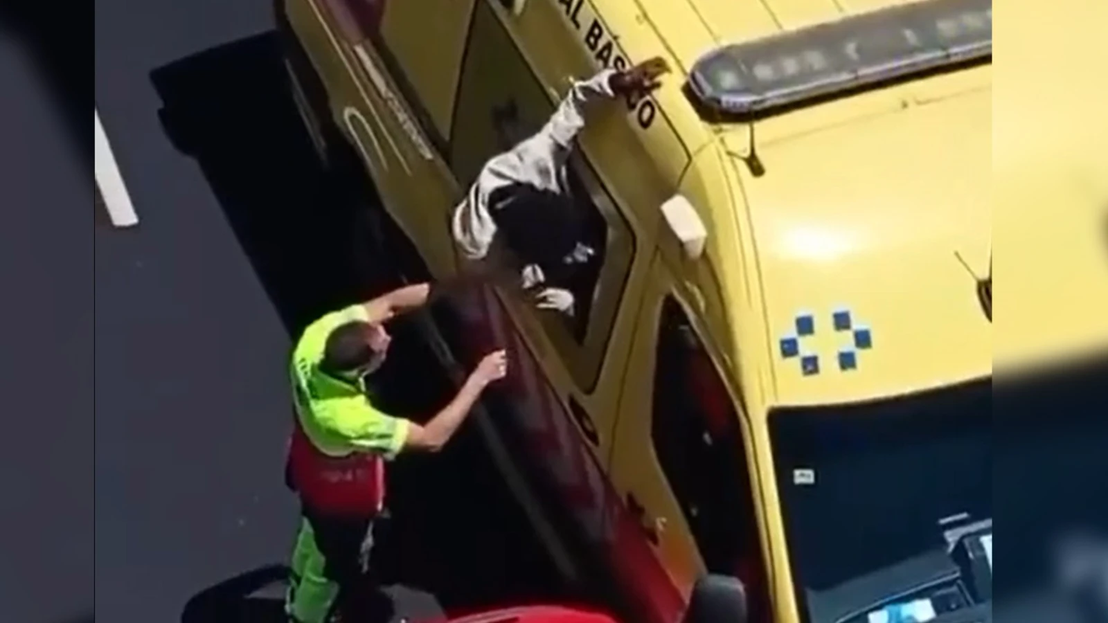 Vídeo: inmigrante huye de ambulancia en Tenerife tras destrozar la ventanilla