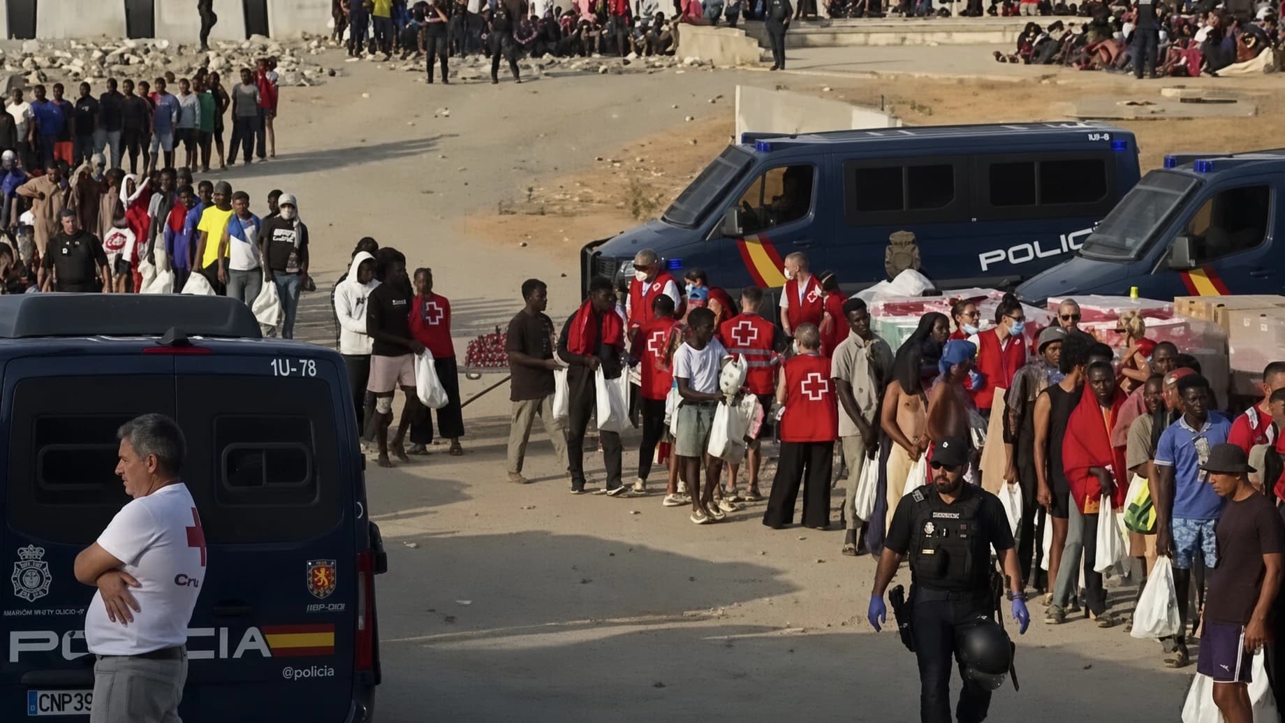 Sanidad convoca reunión urgente para vacunas en Ceuta tras la llegada de inmigrantes