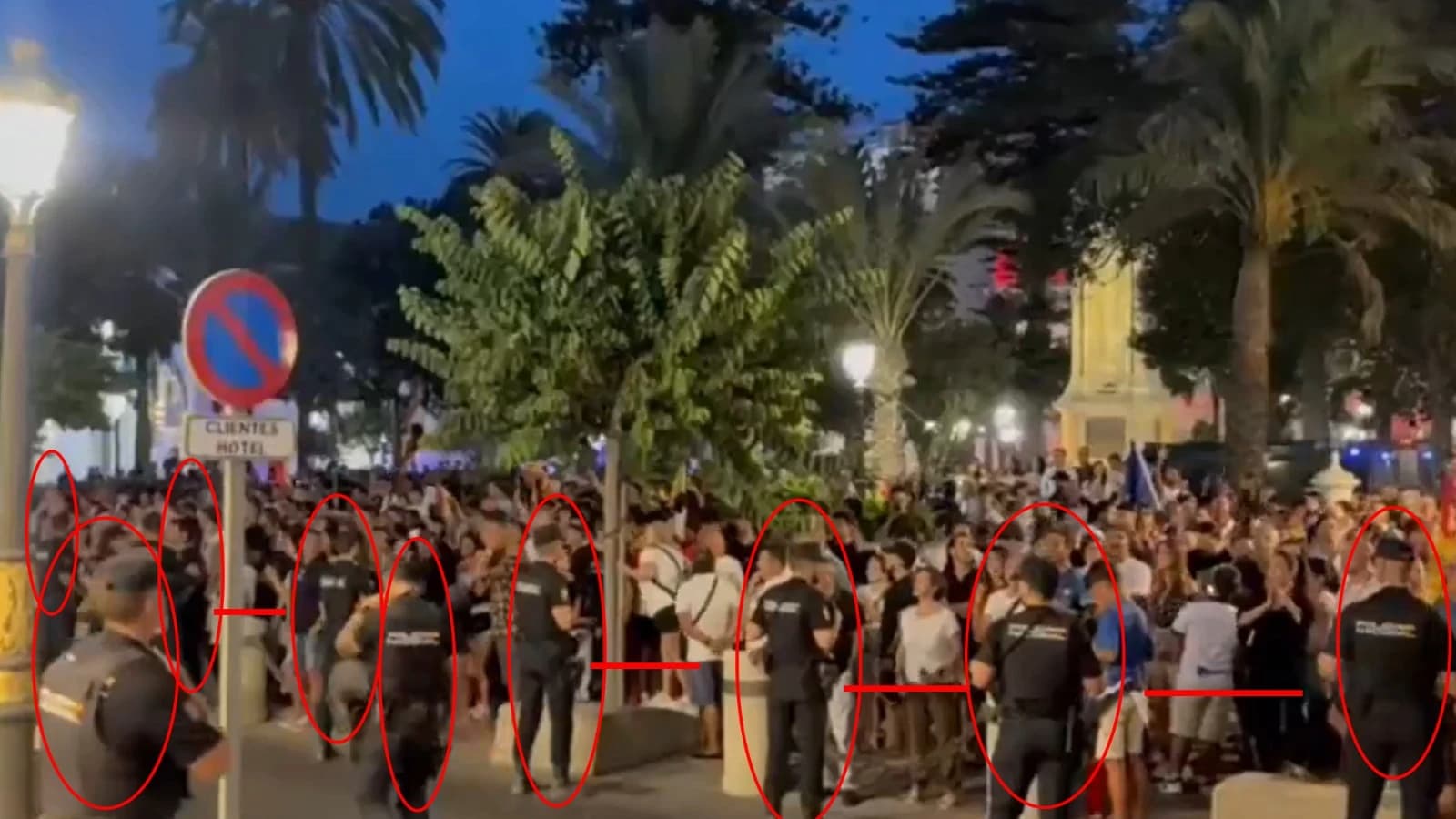Vídeo que indigna: un agente cada 2 metros para frenar... a los vecinos de Ceuta