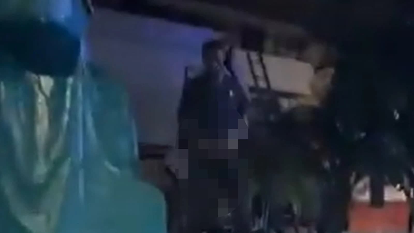 Vídeo: Tres jóvenes graban a un hombre que se exhibe ante ellas en la calle