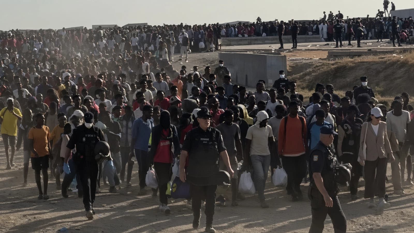 Mando único: miles de inmigrantes junto a las infraestructuras críticas de Ceuta