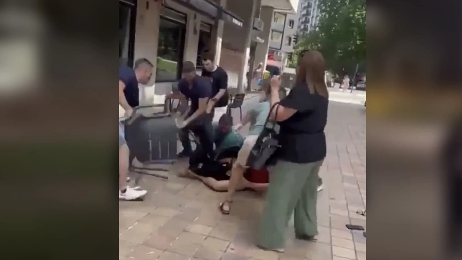 Vídeo: magrebí armado con un machete en plena calle que los vecinos reducen