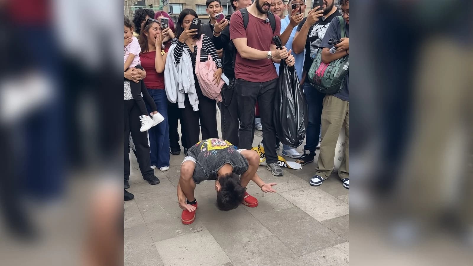 Jóvenes en Madrid se citan en Nuevos Ministerios para competir en batallas de farmear aura