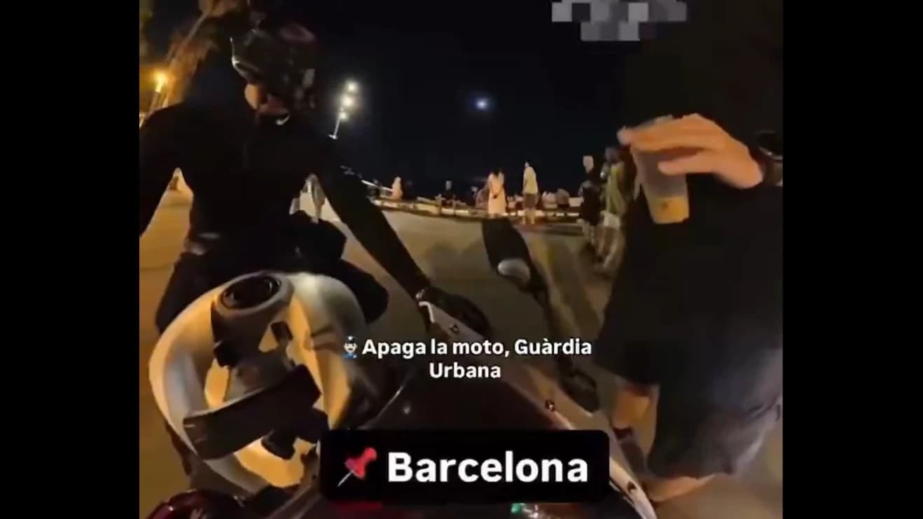 Vídeo: un agente "vasito en mano" para conductores en Barcelona