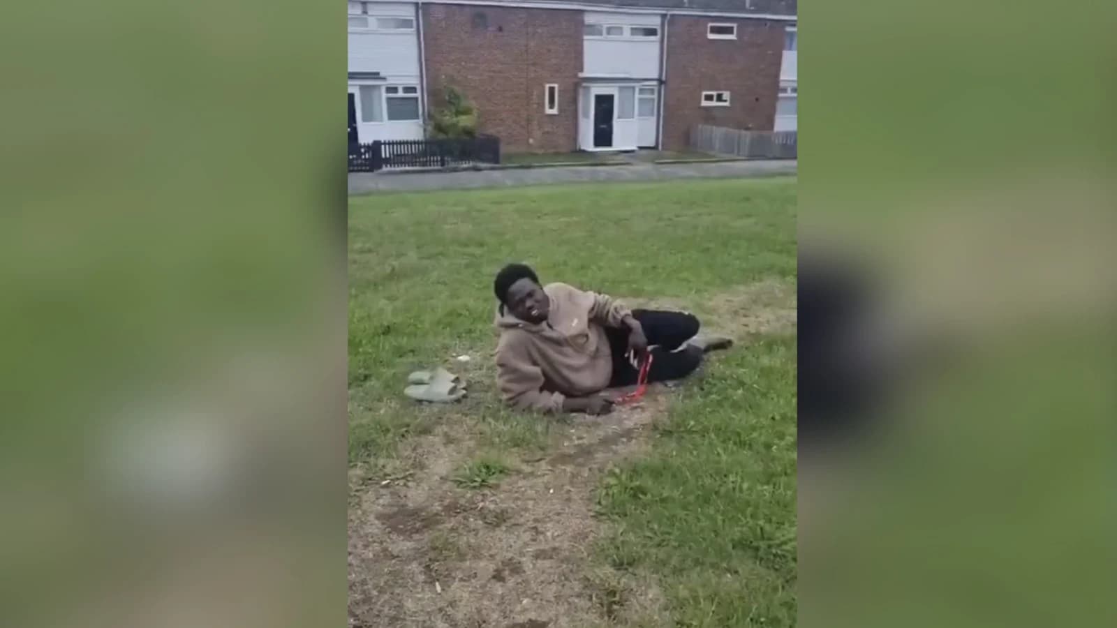 Vídeo: le dicen que se aleje de los niños, se niega y una patada en la cara lo tumba