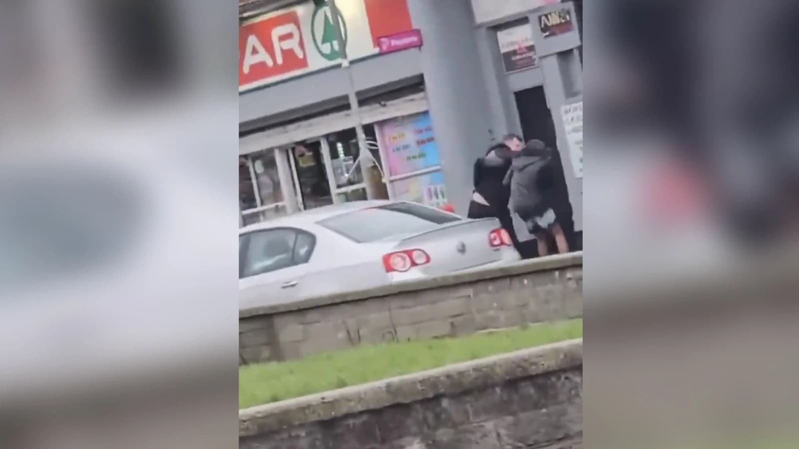 Vídeo en Irlanda: acaba en ropa interior en el césped y la policía lo reduce