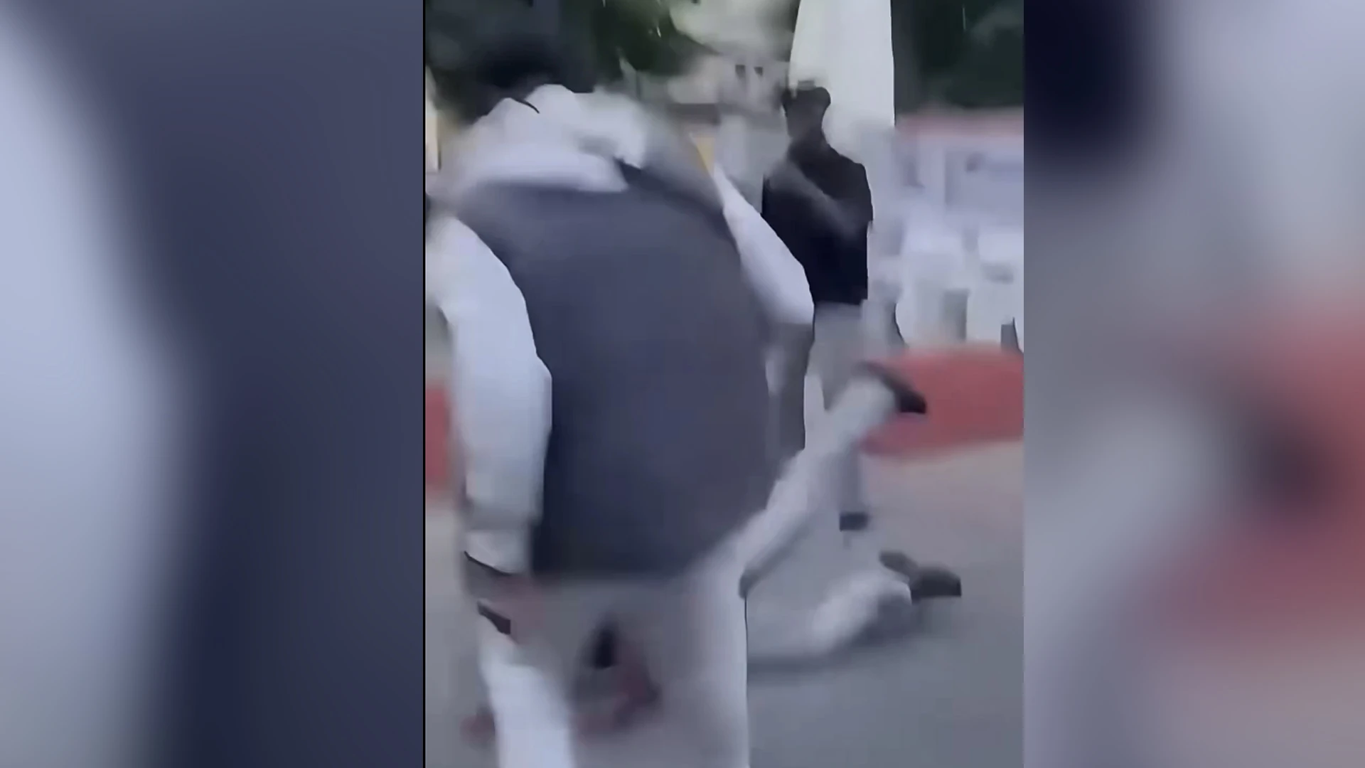 Terrible vídeo de agresión a una chica que queda tendida en el suelo