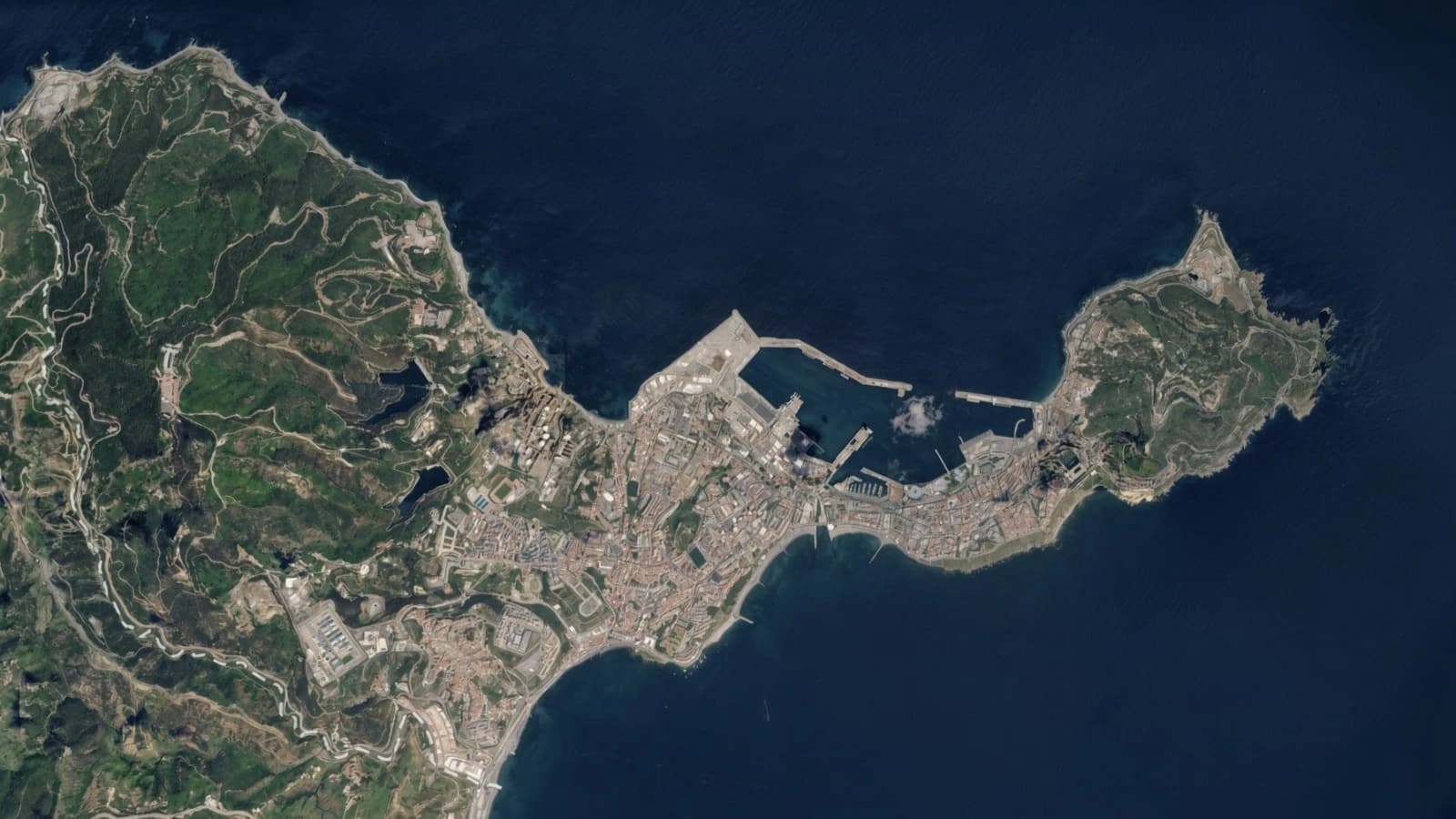 Sánchez coloca dos campamentos a 150 metros de los búnkeres militares de Ceuta