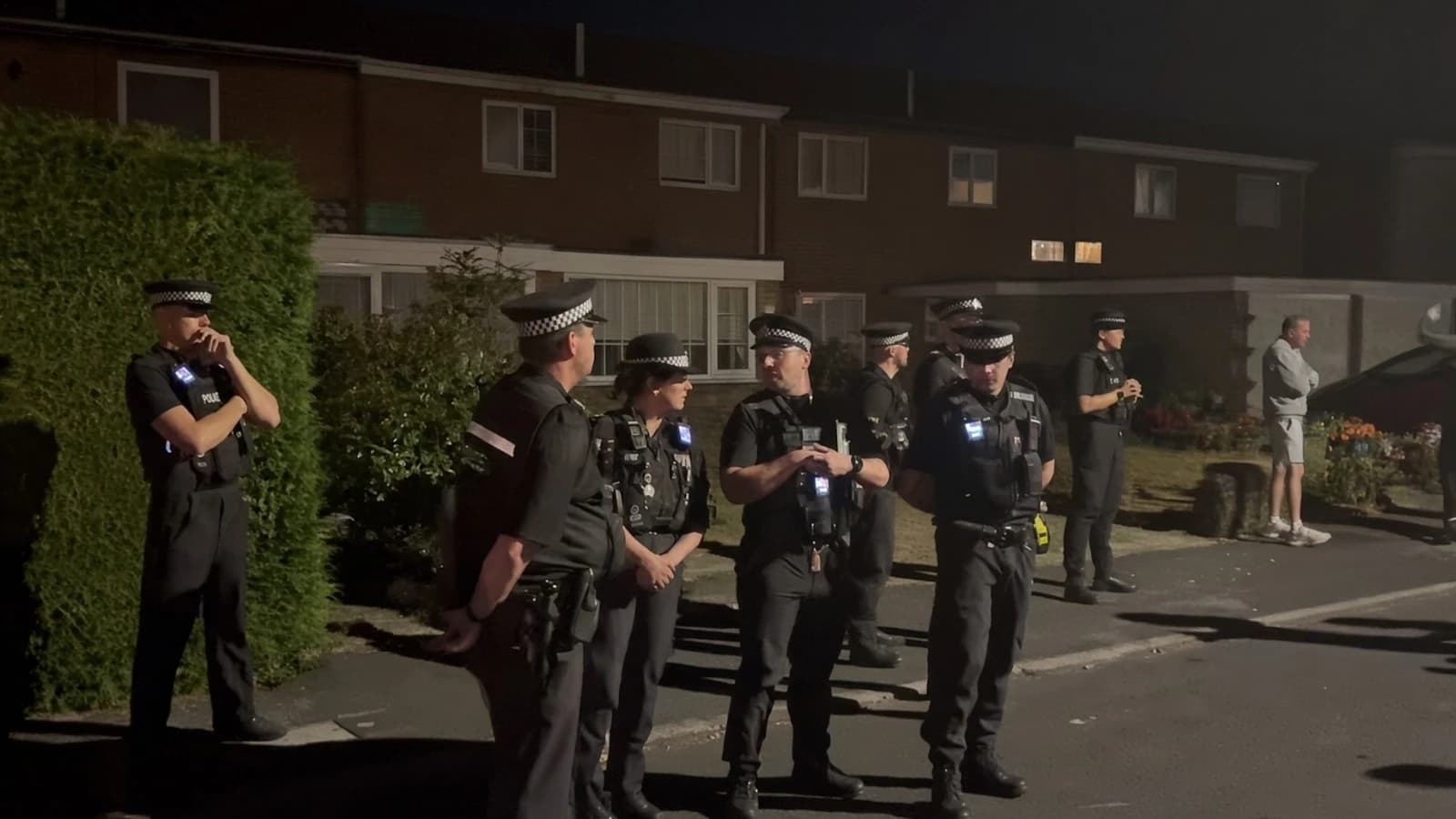 Laboristas indignan con su plan: 1.250 ilegales en base militar y subir plazas en Norfolk