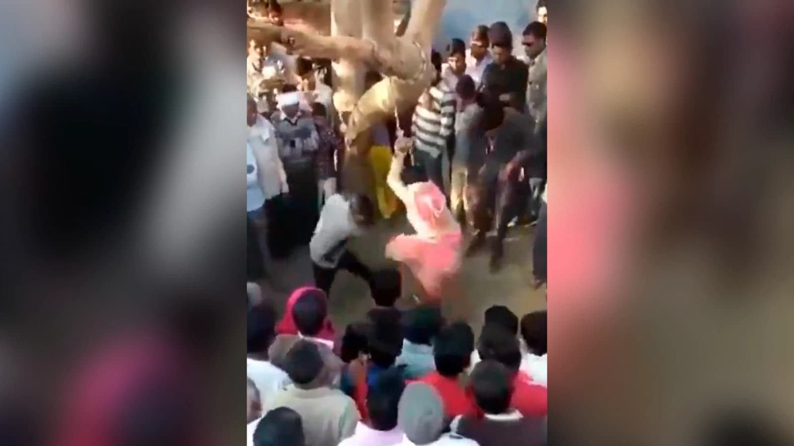 Vídeo: mujeres atadas y golpeadas ante una muchedumbre que mira como un espectáculo