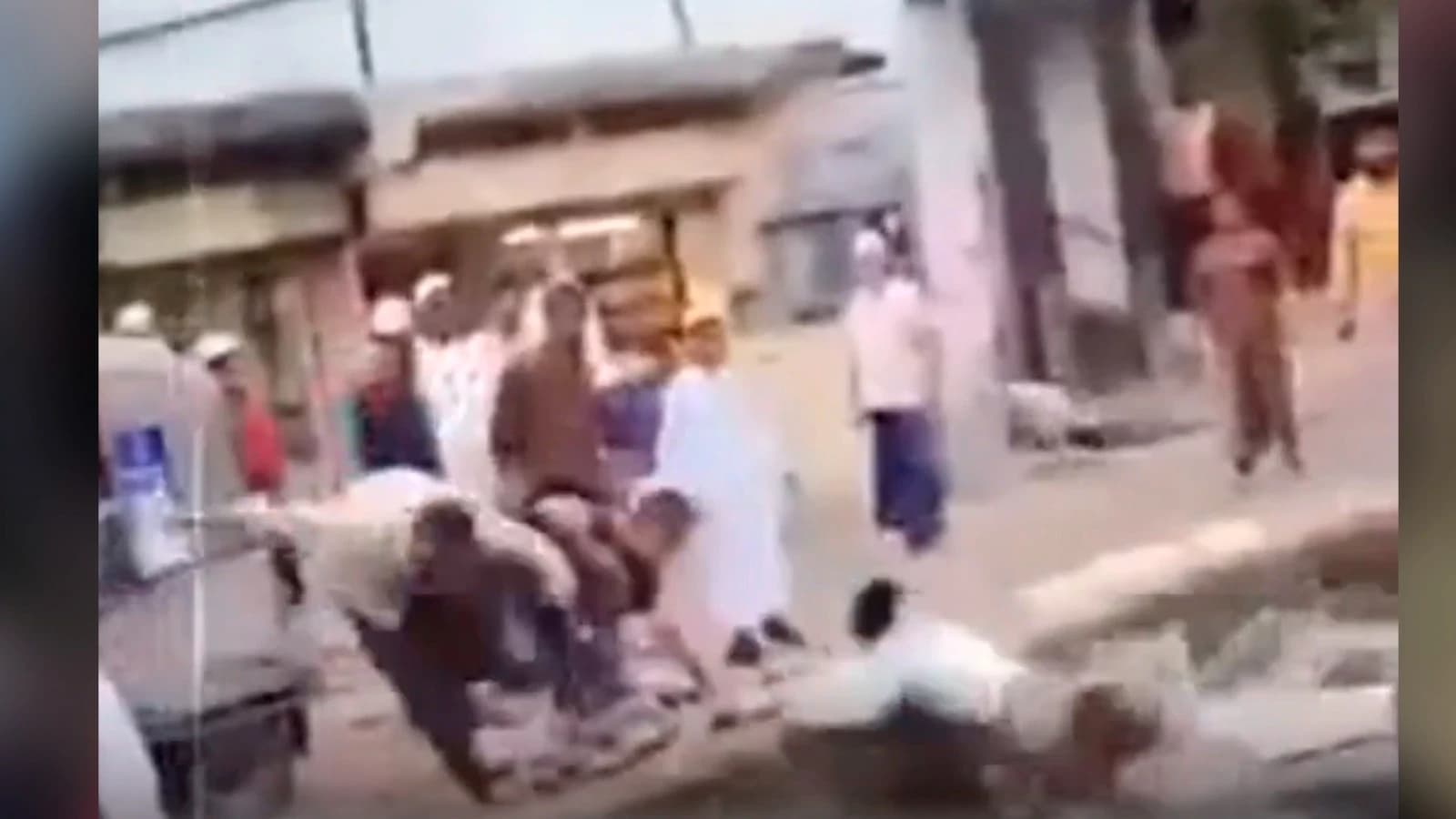 Vídeo: un cristiano es linchado por llevar una cruz al cuello