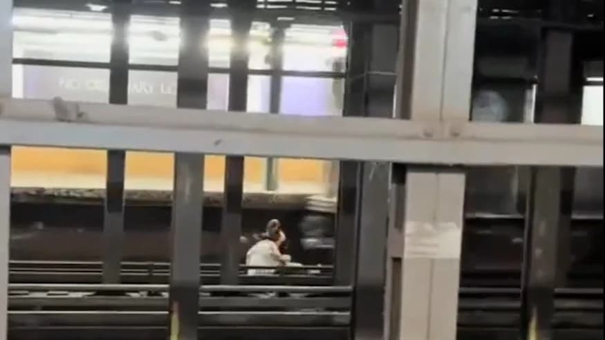 Vídeo con imágenes sensibles: dos jóvenes son atropelladas por un tren en Nueva York