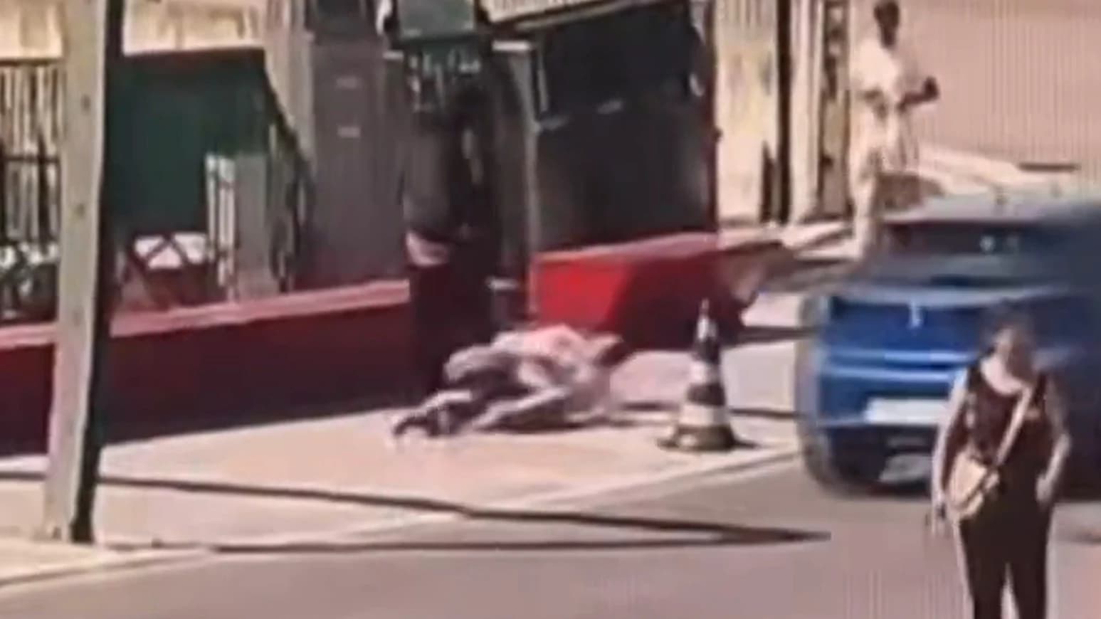 Vídeo: agresión sin motivo de inmigrante nigeriano a mujer en Perugia. Italia lo expulsa