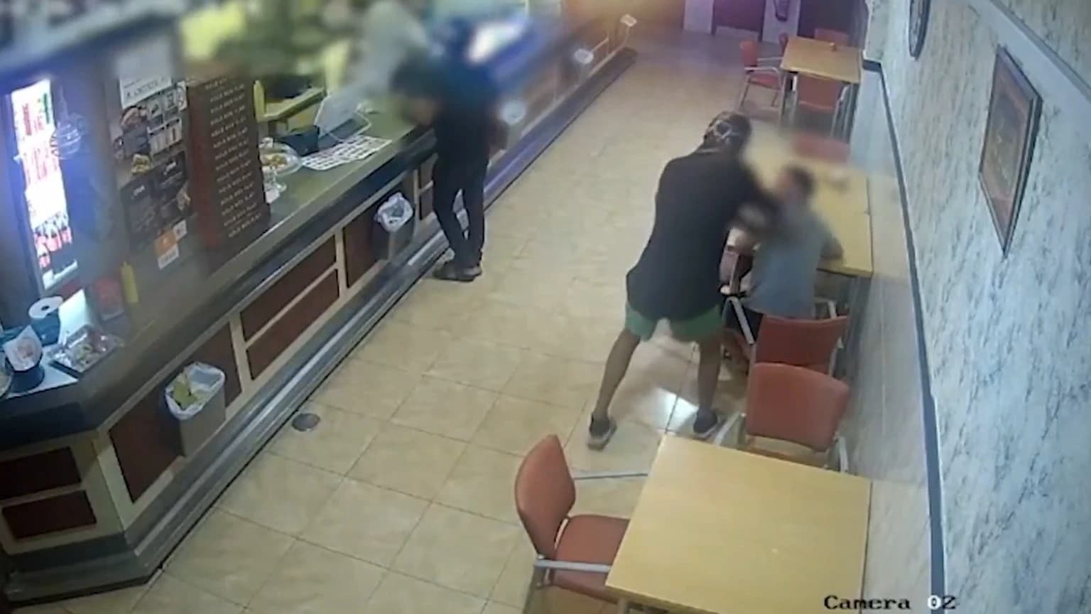 Vídeo: cenaba en un kebab y le rajan el cuello. Ataque con cuchillo en Corral de Almaguer