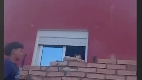 Vídeo: a ladrillazo contra un bebé y su madre, el vídeo de la obra ilegal que indigna a Ceuta