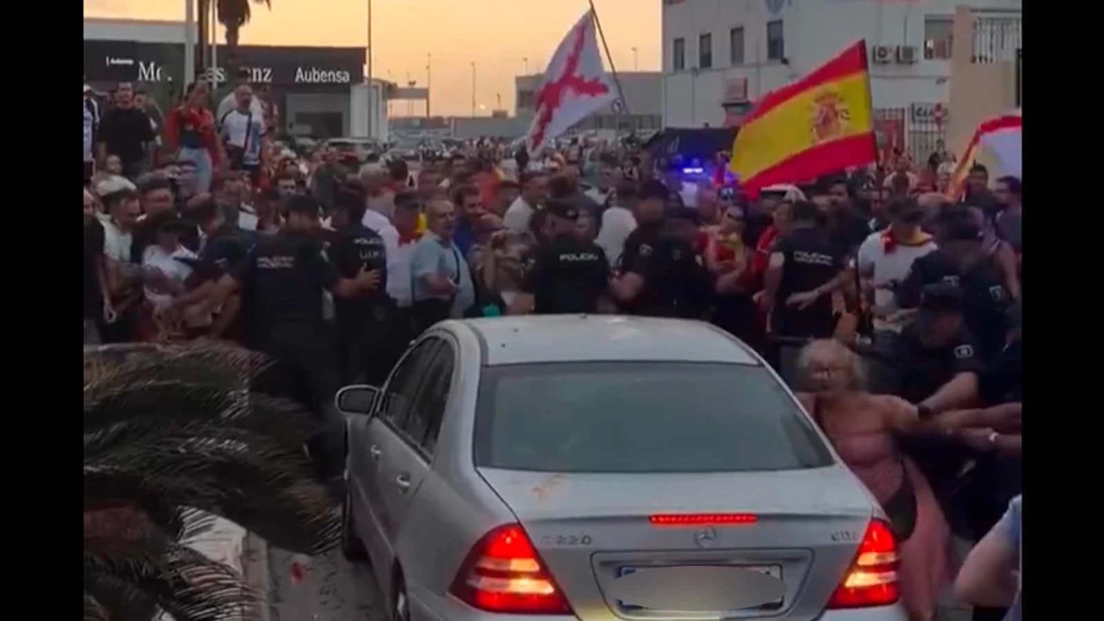 Vídeo del altercado de ayer en Ceuta: destrozan el coche de una diputada de ultraizquierda