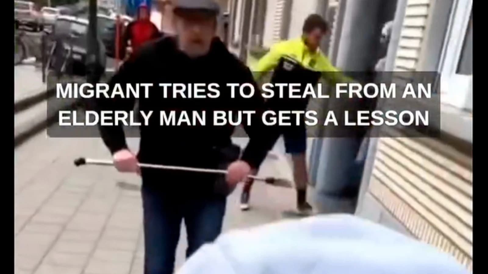 Vídeo: un inmigrante intenta robar a un señor mayor y recibe un buen bastonazo