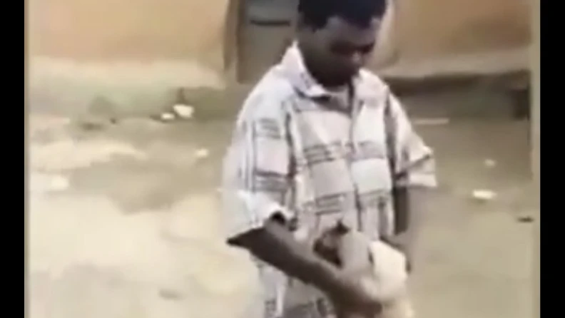 Vídeo: hombre tortura a un perro a la vista de todos en India. Mira quién corta la escena