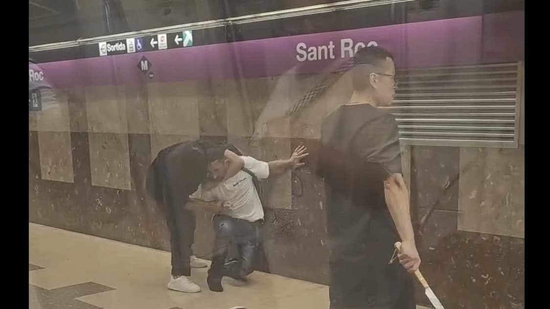 Vídeo viral en Barcelona: ciudadanos cazan al ladrón y la víctima le amenaza con navaja