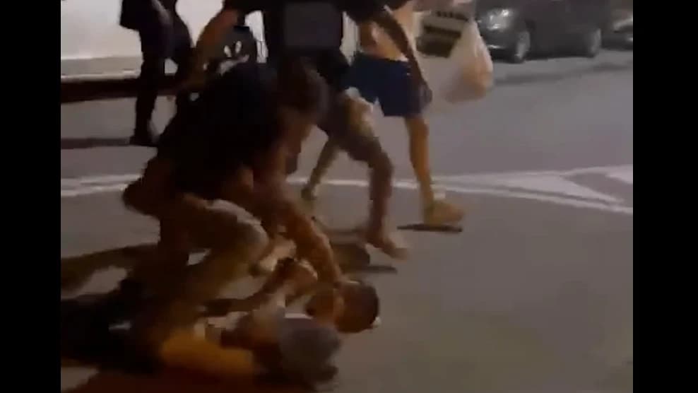 Vídeo de una paliza en Tavernes: persiguen y apalean a un hombre en plena fiesta