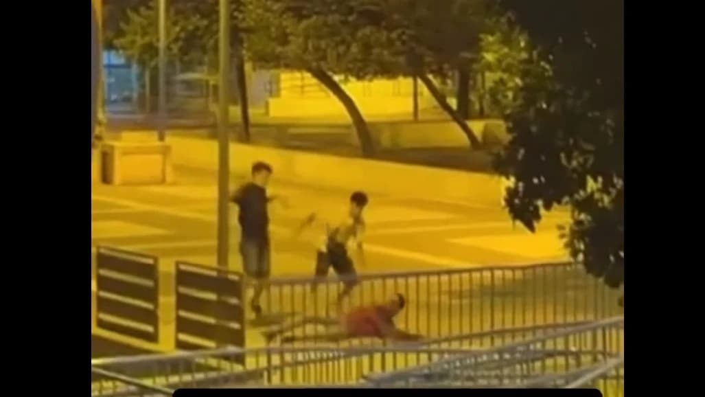 Vídeo: Pelea en un parque de Sevilla a oscuras y sin rastro de autoridad