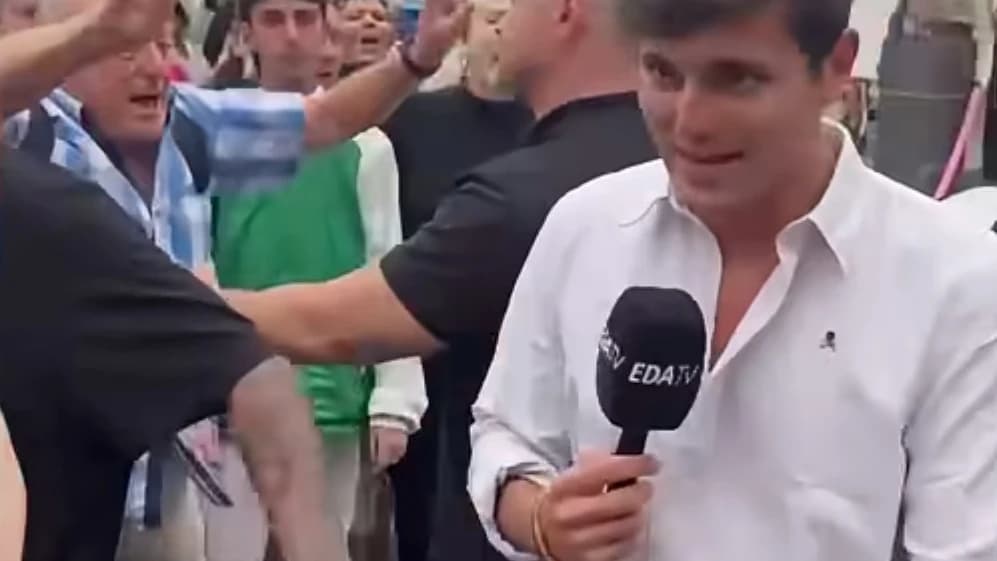 Vídeo: destrozan una cámara y agreden al equipo de Vito Quiles en la acampada de Sol