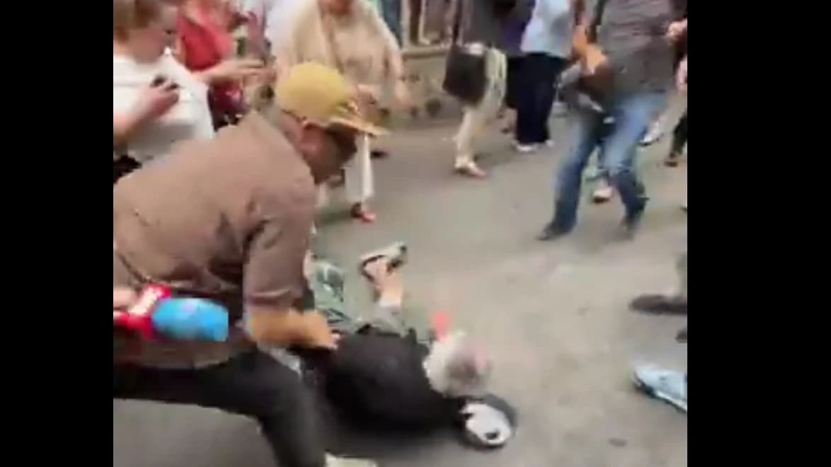 Vídeo de la violencia en la acampada de Sol: un señor mayor acaba tirado en el suelo