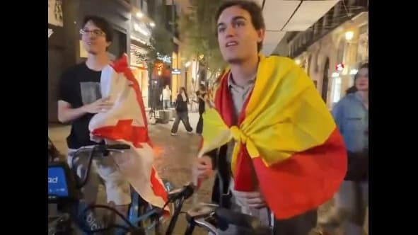 Vídeo: radicales de izquierda increpan a jóvenes con bandera de España en Sol