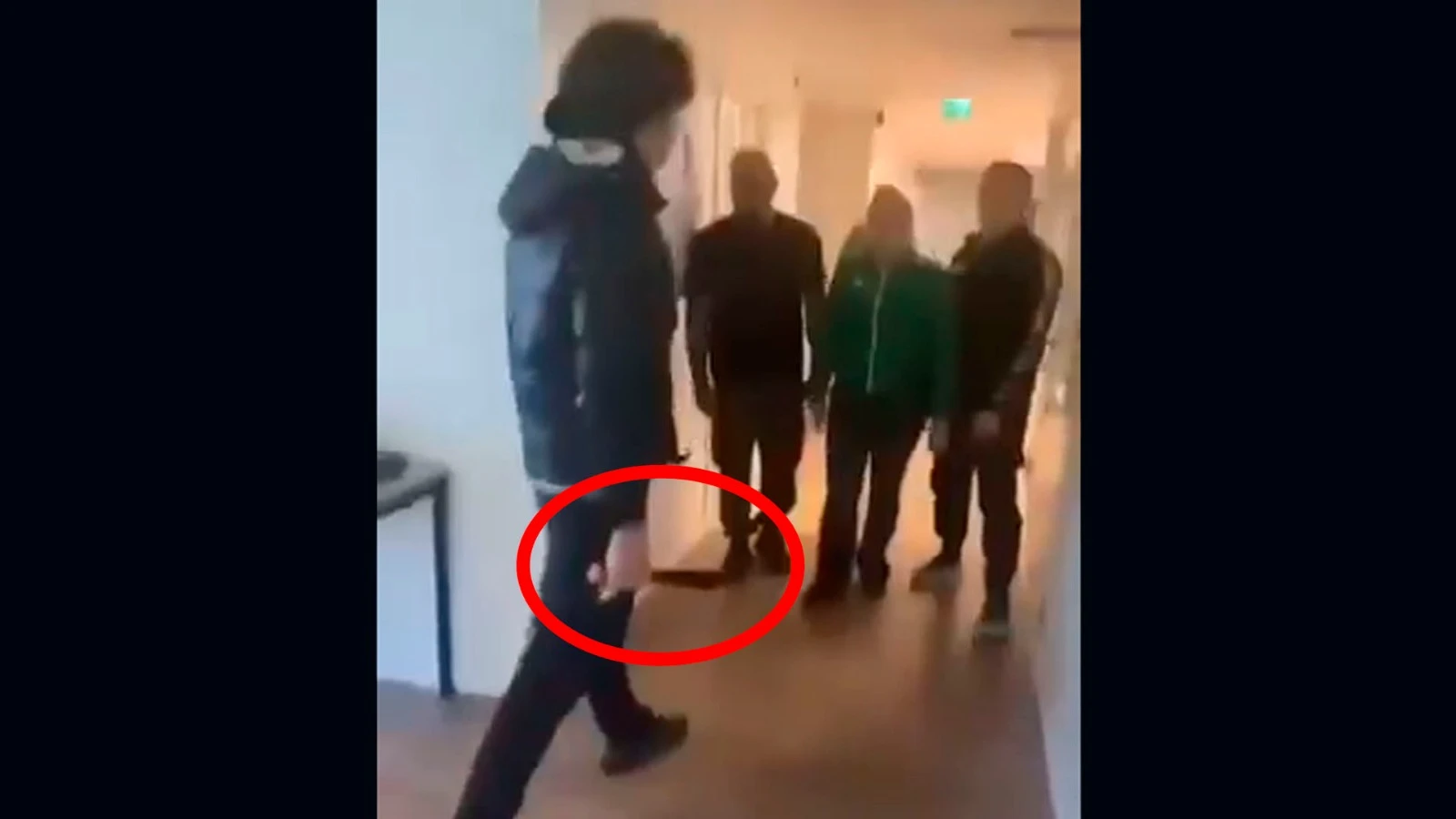 Vídeo: Policías reducen a un hombre presuntamente de origen norteafricano con un machete