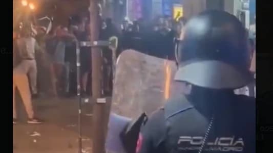 Vídeos de los «pacíficos» de Sol, ante la Unidad de Policía Municipal de Montera