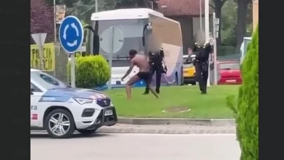 Vídeo: hombre en calzoncillos desafía a la policía en la entrada de Ripoll