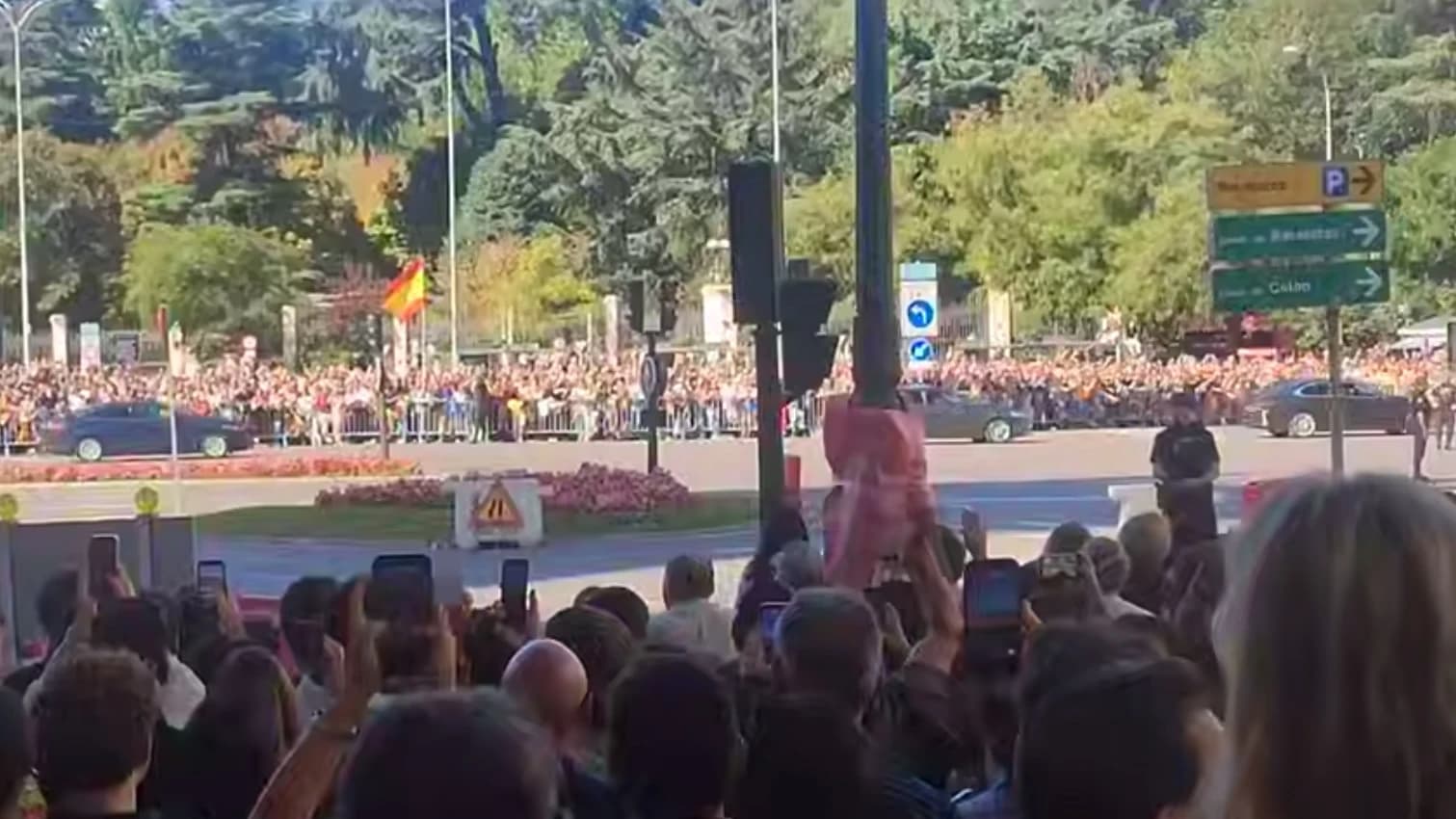 Vídeo: otro año más, gritos e insultos a Pedro Sánchez en el 12-O