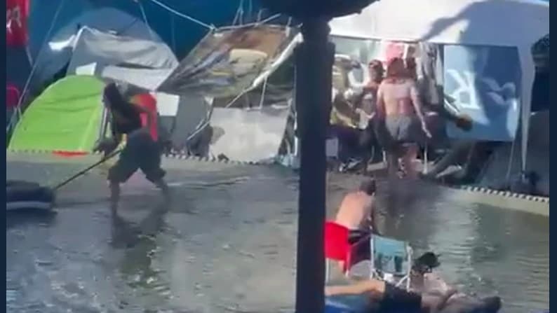 Vídeo: los acampados de Sol convierten la fuente de Carlos III en un parque acuático