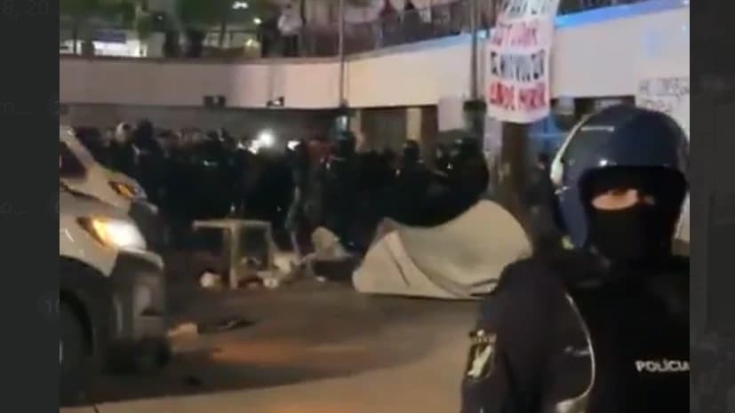 Vídeo: la policía desaloja de madrugada la acampada por la vivienda en Oporto. Hay heridos