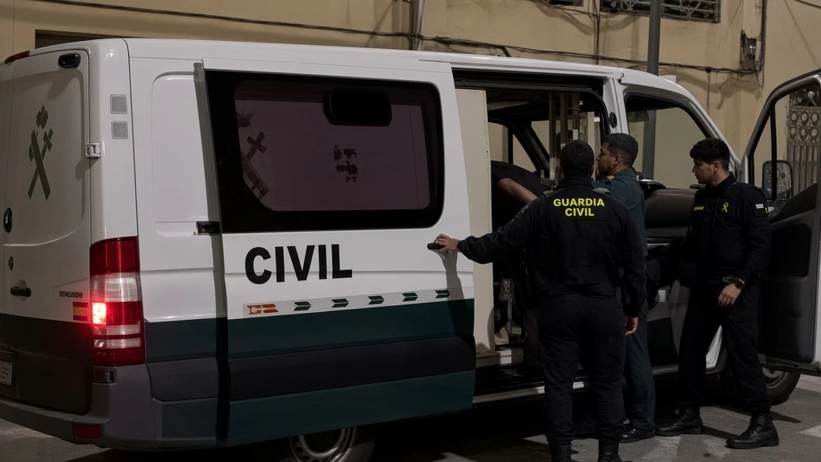 La GC registra la nave de la ONG financiada por Soros: armas blancas, sprays y 3 detenidos