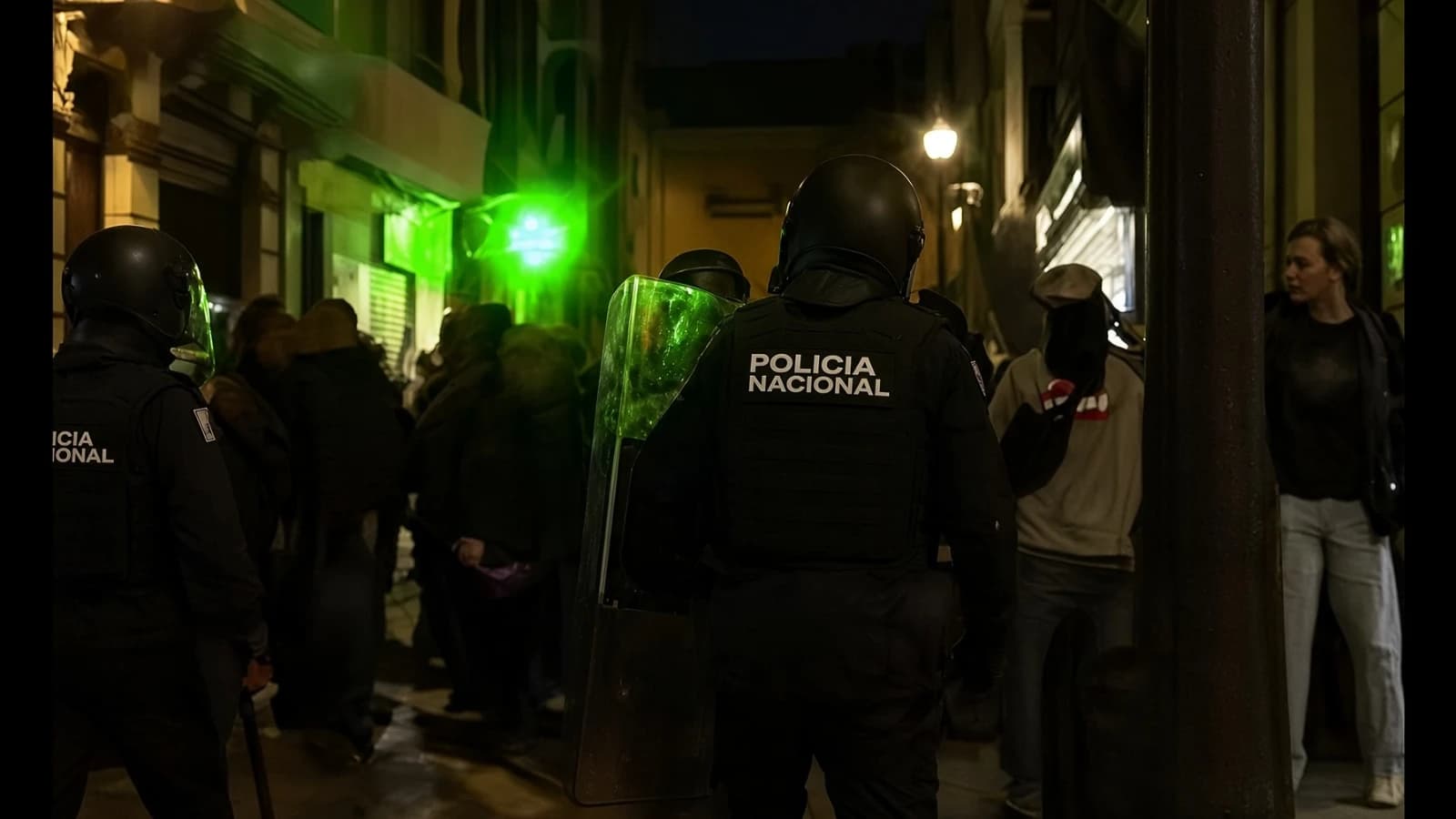 Vídeos: la ultraizquierda tirando adoquines en el mitin de Vox en La Coruña y Avilés