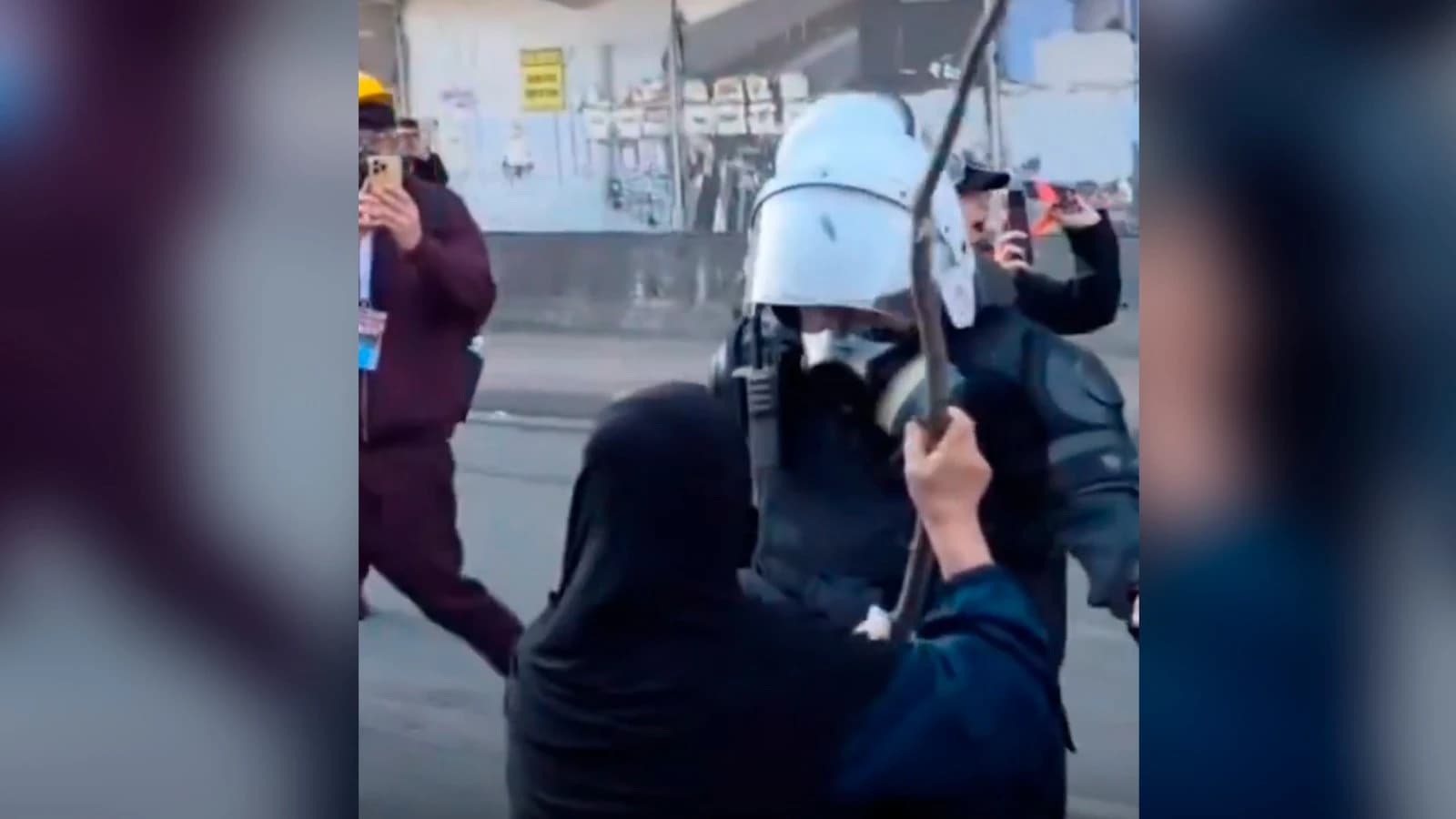 Vídeos de las protestas en Albania: mujer con burka golpea a policías y arrancan bandera palestina