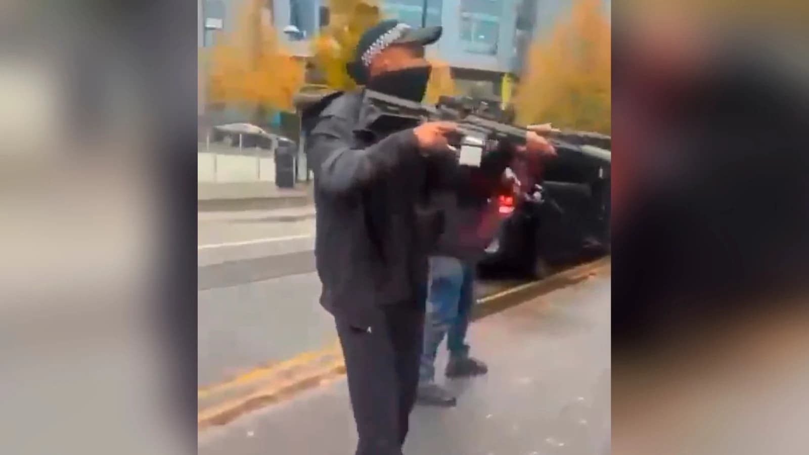 Vídeo: Policía armada en Coventry impone el orden tras un aviso de arma de fuego
