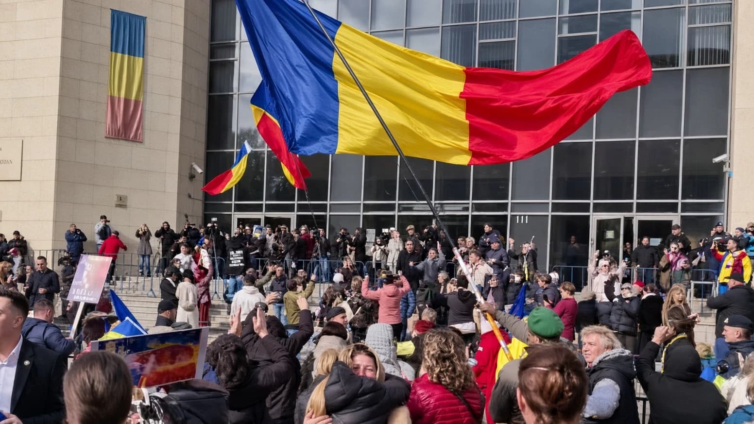 Vídeo lleno de euforia: el Tribunal de Bucarest libera a Călin Georgescu bajo supervisión judicial
