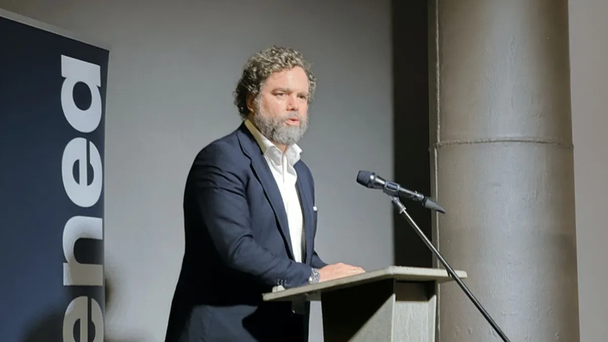 Iván Espinosa de los Monteros presenta Atenea en Cádiz, ciudad símbolo liberal