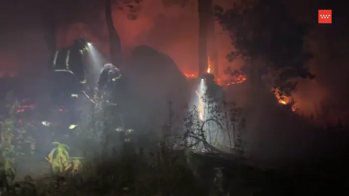 Extinguido un Incendio Forestal en Collado Mediano que Afectó Levemente a Tres Chalets