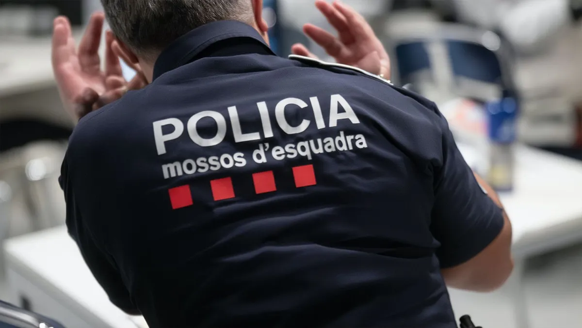 ¡Apuñalado por un mena! Nuestros agentes, abandonados